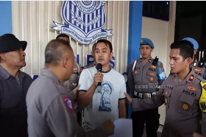 Anton Dwi Aryatama (baju putih) sopir truk tangki yang libas penonton karnaval di Pacet, Mojokerto ditetapkan tersangka.