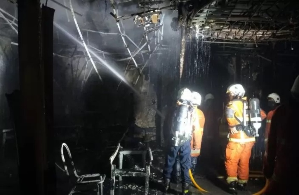 HANGUS: Lantai satu gedung BBPMP Surabaya terbakar, Minggu 27 Agustus 2023 dini hari. Sebanyak 14 orang terjebak, dan 6 terluka.
