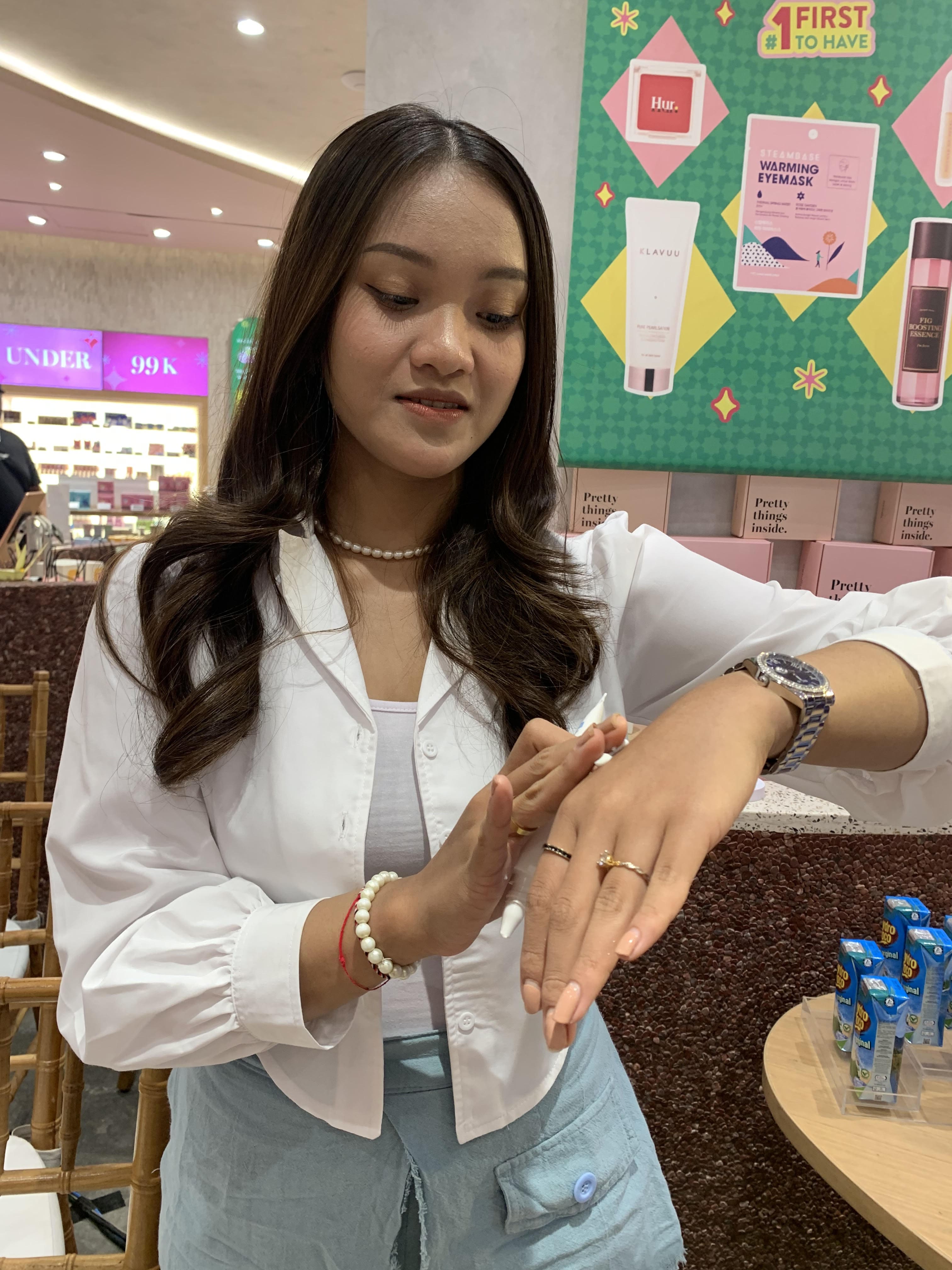 Penggunaan sunscreen bisa dilakukan untuk aktivitas dalam dan luar ruangan.