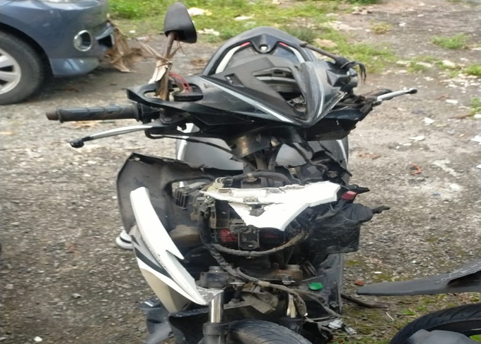 RINGSEK : Kondisi Motor Korban Yang Ringsek setelah mengalami kecelakaan maut di Depan Indomaret di Jalan Mas Ubud Sabtu (26/8).