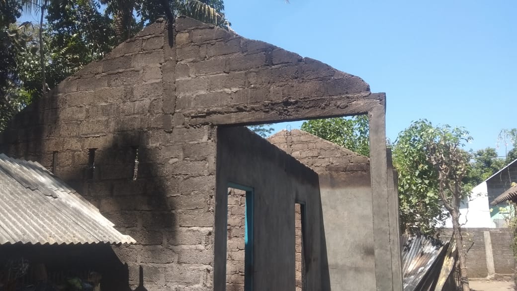 KEBAKARAN: Kebakaran dapur dan tempat tidur milik I Ketut Wangi di Dusun Tunas Sari, Desa Tianyar, Kubu, Minggu (27/8).