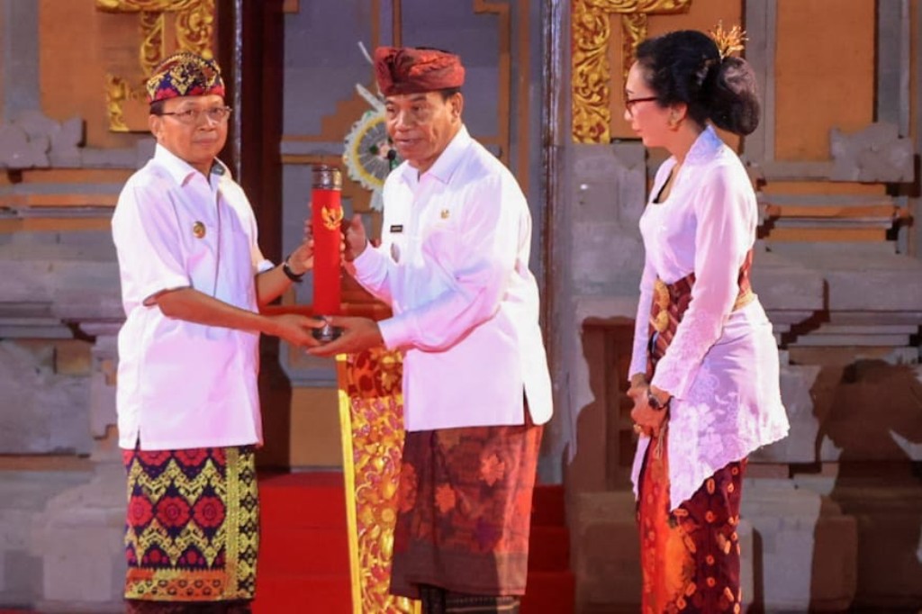 PENYERAHAN: Penyerahan SK perpanjangan masa jabatan penjabat (Pj) Bupati Buleleng kepada Ketut Lihadnyana oleh Gubernur Bali Wayan Koster