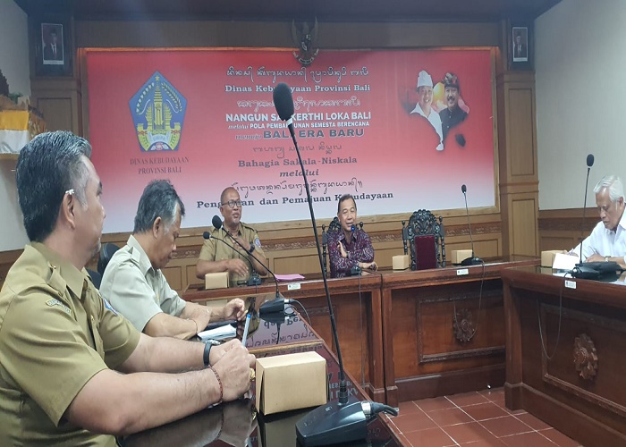 RAPAT : Kadisbud Provinsi Bali I Gede Arya Sugiartha saat memimpin rapat persiapan Utsawa Dharmagita di kantornya,Senin (28/8).