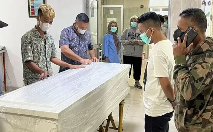 Jenazah Imam Masykur, warga Aceh yang videonya viral dianiaya oknum tentara diambil keluarganya di RSPAD Jakarta.