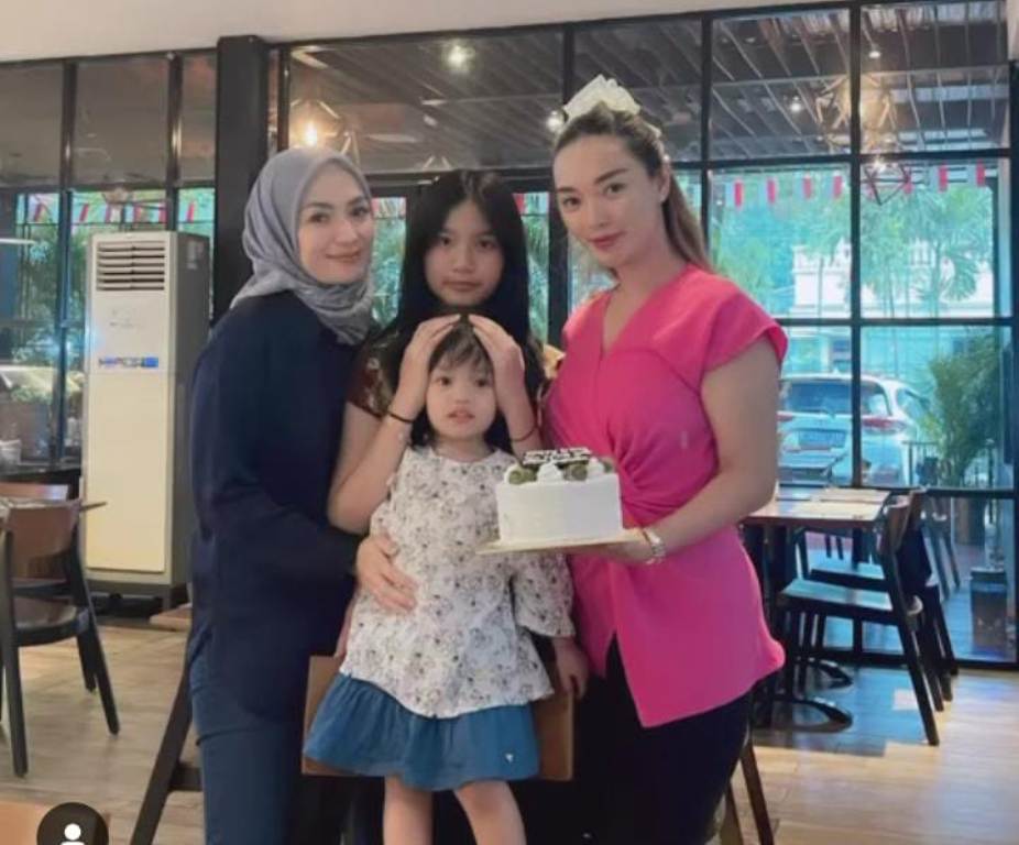 KEBERSAMAAN: Momen kebersamaan Zaskia Gotik dan Imel Putri di ulang tahun anak. Dia banjir pujian warganet karena Zaskia Gotik terlihat akur dengan mantan istri suaminya.