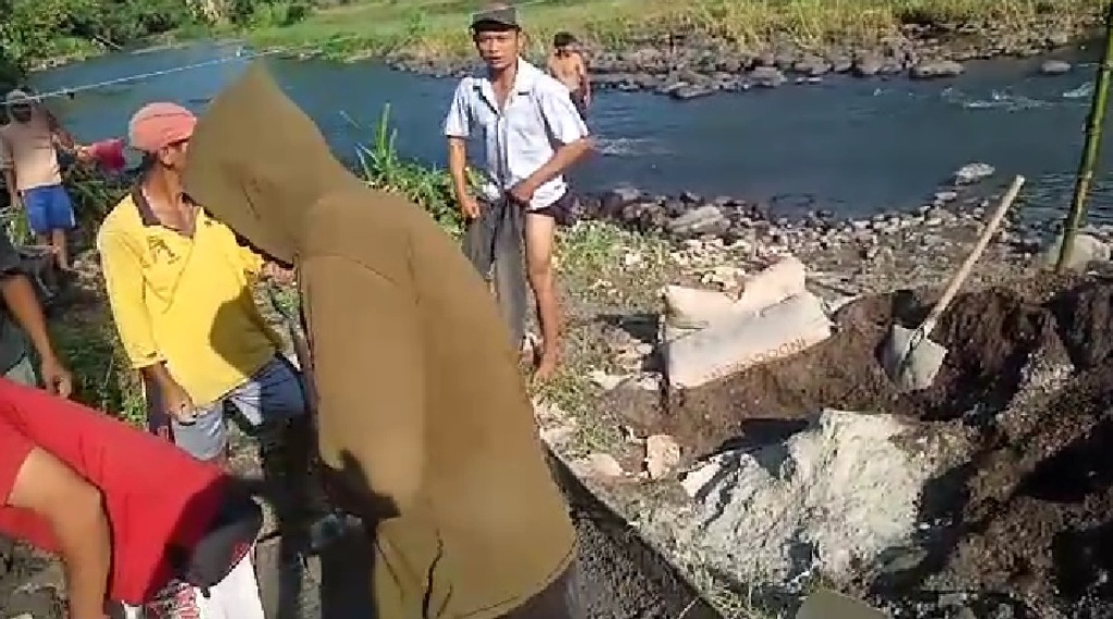 Upaya gotong royong masyarakat membangun jembatan di Sungai Raba agar siswa bisa ke sekolah lebih cepat.