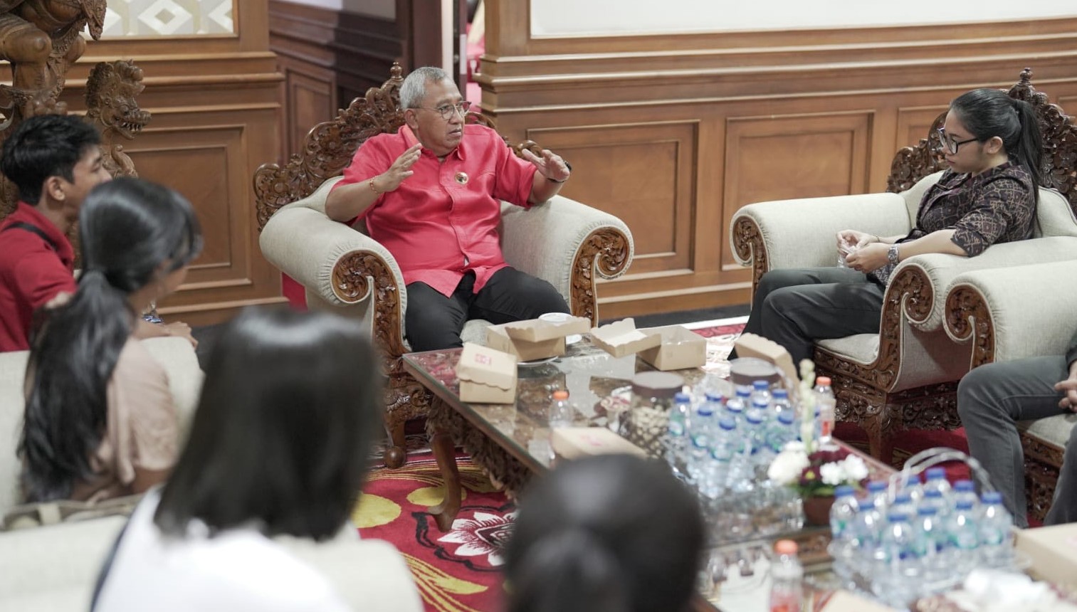 Ketua DPRD Badung Putu Parwata saat menerima audiensi Paiketan Yowana Dalung Permai di ruang kerjanya di Gedung DPRD Badung, Selasa 29 Agustus 2023.