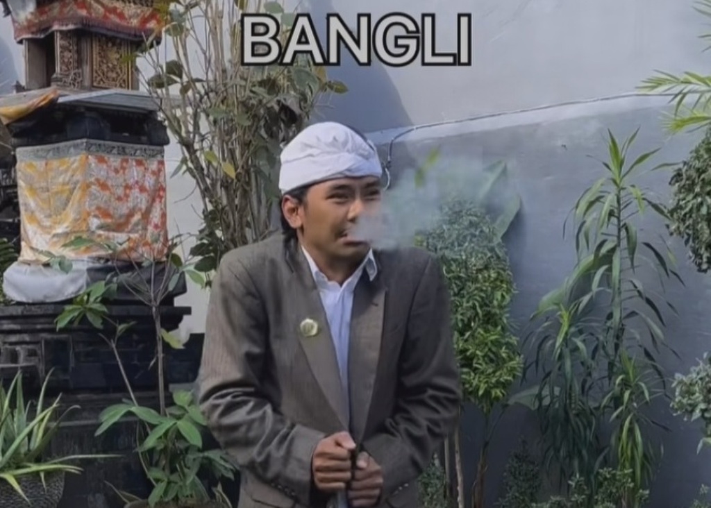 Salah satu pemuda memperagakan cowok pilihan tugek sesuai ciri khas masing-masing kabupaten.