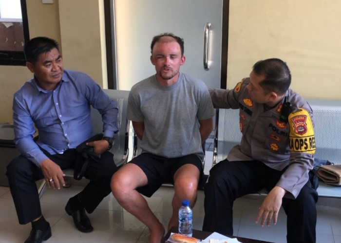 DIAMANKAN: Seorang WNA yang mengaku dari Inggris diamankan ke Polres Karangasem karena diduga linglung dan depresi.
