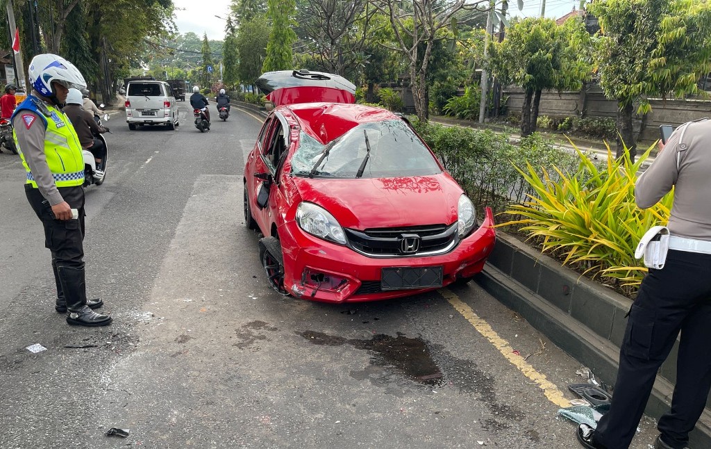 RINGSEK : Honda Brio merah kondisi ringsek usai kecelakaan di depan Kantor Kejaksaan Negeri Jembrana, Selasa (29/8).