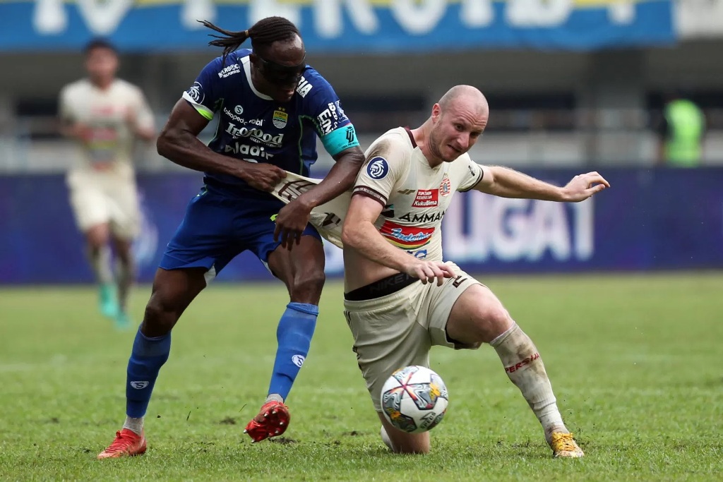 Pemain Persib Bandung Igbonefo (kiri) berebut bola dengan pemain Persija Jakarta Michael Krmencik (kanan) dalam laga pertandingan Liga 1 musim 2022/2023 di Stadion Gelora Bandung Lautan Api