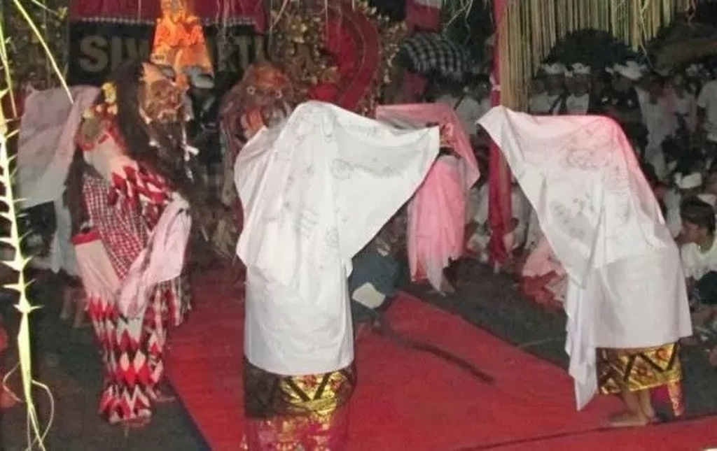 Pementasan calonarang di Bali biasanya diisi dengan mengundang leak.
