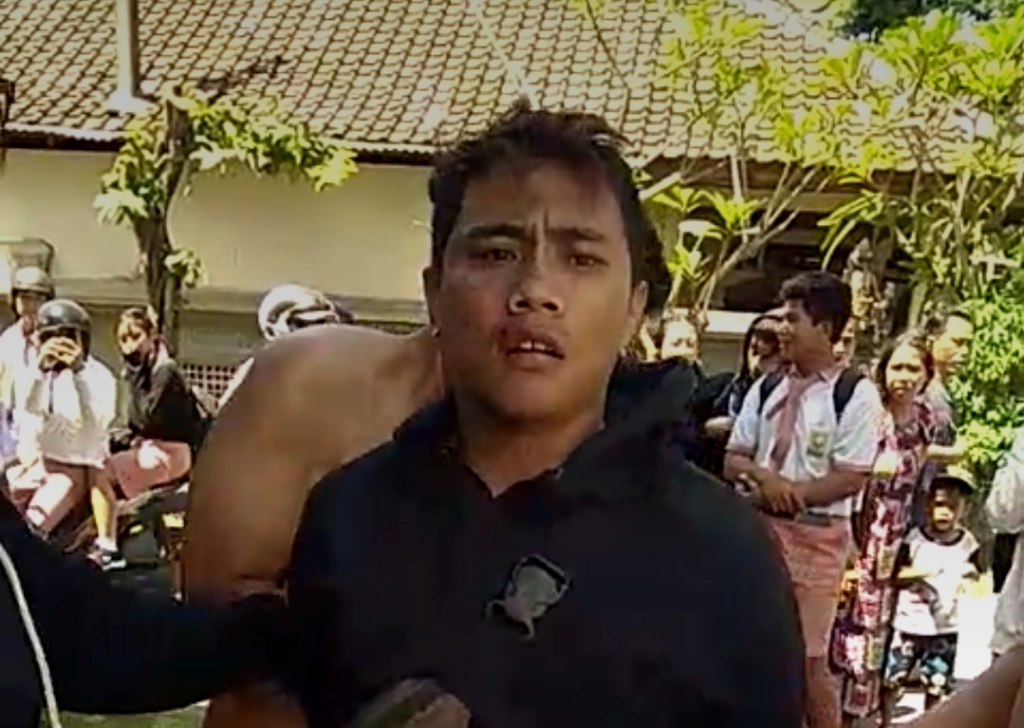 Pemuda diduga jambret yang merampas hp milik bocah SD diamankan warga di Jalan Pulau Moyo V, Perumahan Asri, Pedungan, Denpasar Bali, pada Rabu 30 Agustus 2023.
