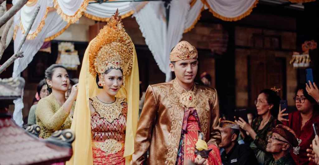 MENIKAH: Setelah menikah secara Hindu, ada anggapan sang suami tidak boleh sembahyang ke merajan istri. Ternyata ini jawabannya.