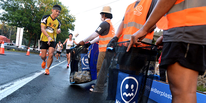 wadah air minum di tempat sampah yang telah disediakan saat Maybank maraton 2023