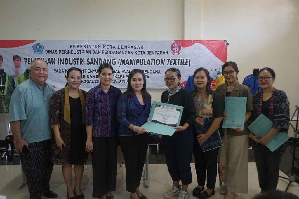 INDUSTRI SANDANG : Wakil Ketua Dekranasda Kota Denpasar Ny. Ayu Kristi Arya Wibawa bersama narasumber dan peserta Pelatihan Industri Sandang &ldquo;Manipulation Textile&rdquo; di  ISI Denpasar.
