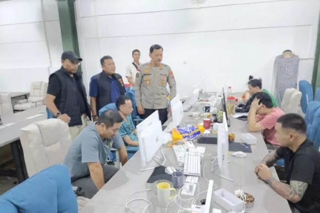 TKP: TKP tempat beroperasi sindikat penipuan berkedok asmara (love scamming) di kawasan Cammo Industrial Park, Kota Batam, Kepulauan Riau yang digerebek polisi.