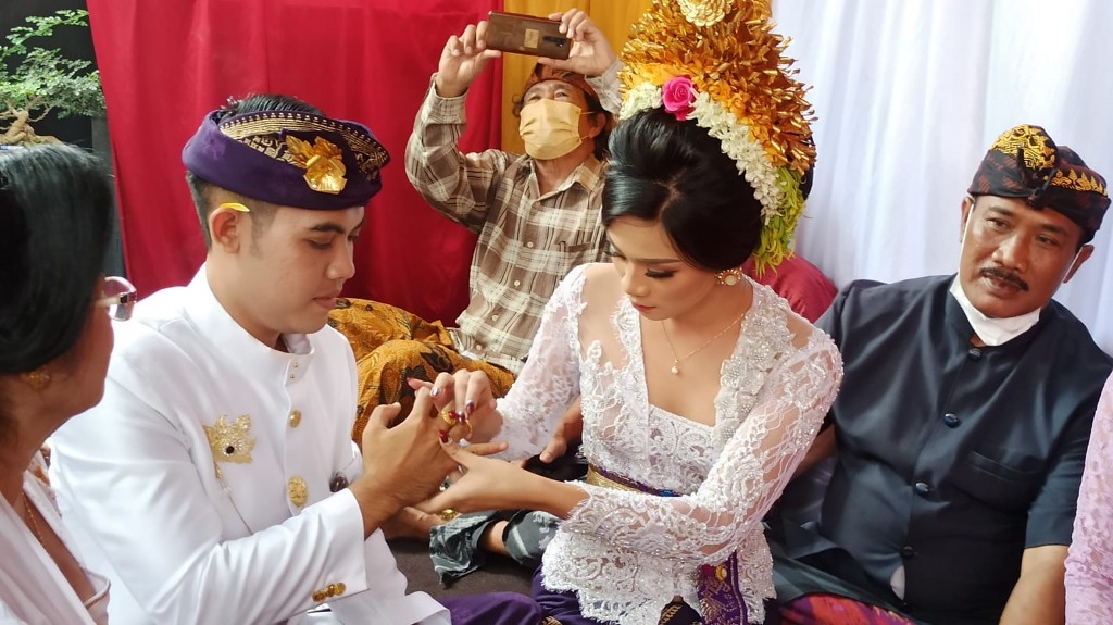 PERNIKAHAN: Pasangan pengantin saat melaksanakan upacara pernikahan. Tidak hanya ditandai dengan tukar cicin tapi juga metipat bantal.