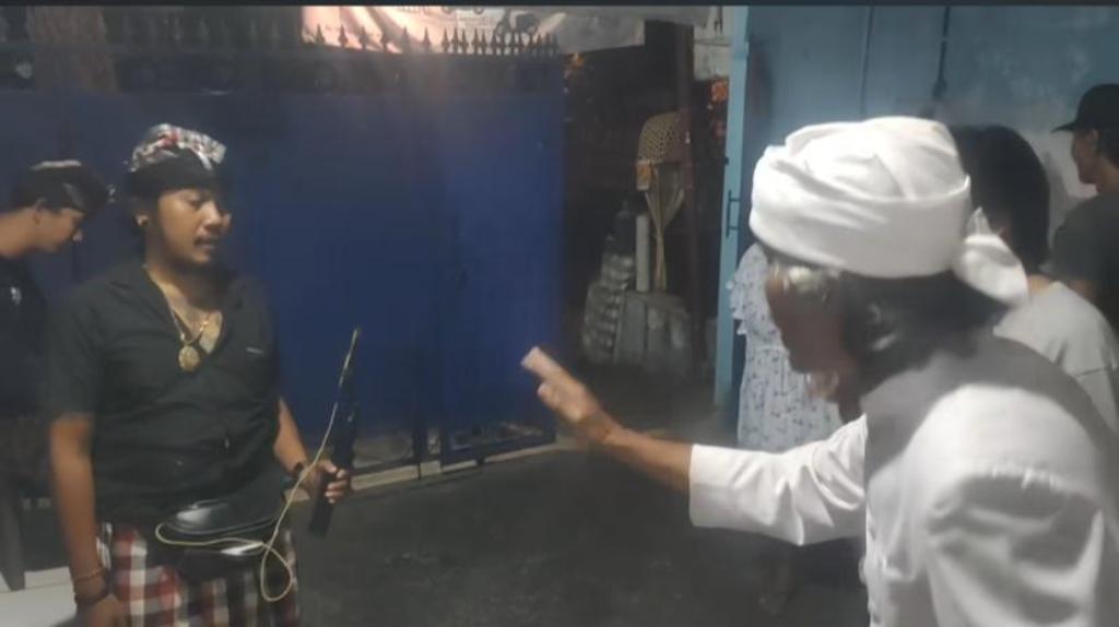 Potongan video kegaduhan di Banjar Pekandelan, Kelurahan Abianbase, Kecamatan Gianyar, Rabu (30/8) malam.