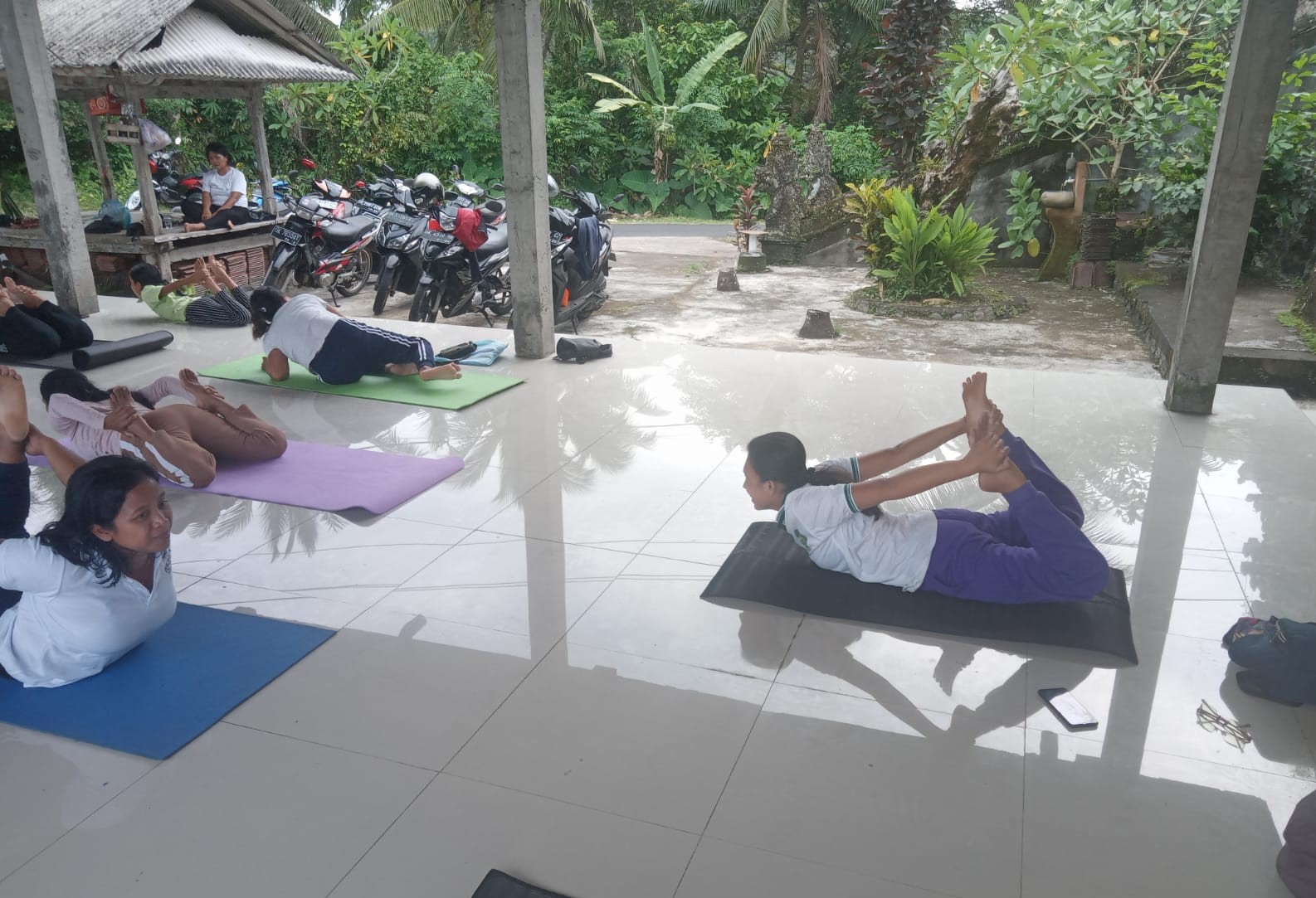Penyuluh Agama Hindu Kementerian Agama Kabupaten Tabanan, Luh Sonia Candra Juwita saat memberikan materi yoga.