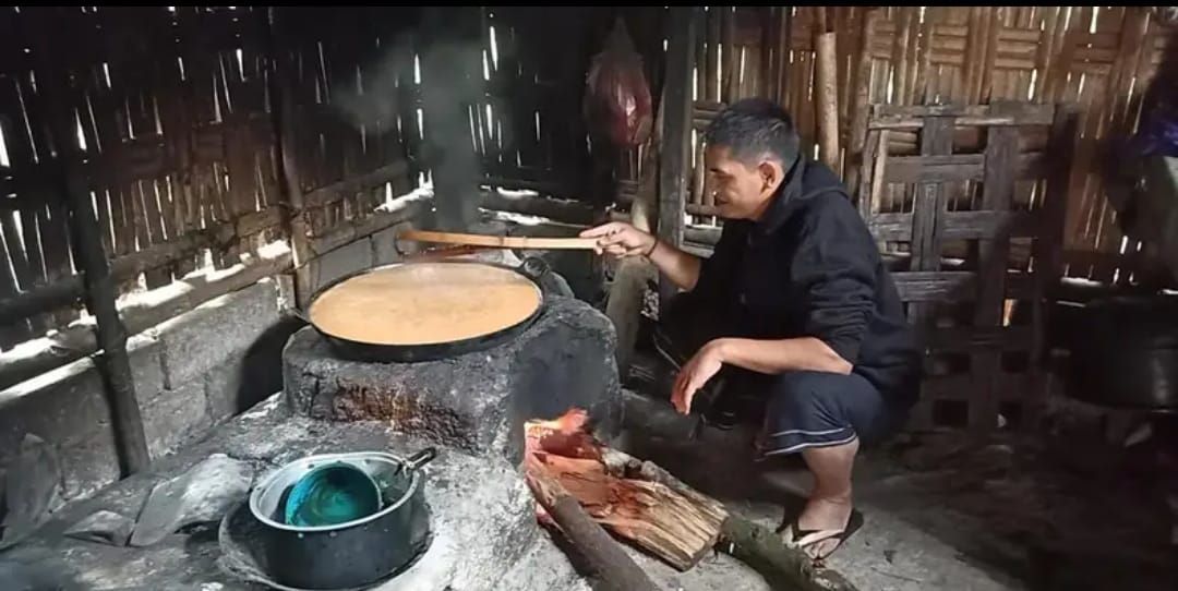 Salah satu tahapan membuat gula aren di Desa Pedawa, Buleleng, Bali.