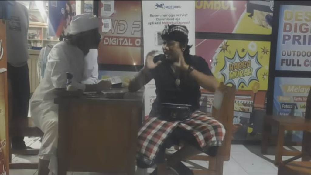 Jro Mangku Jepang dan Jro Mangku Widhi adu kesaktian di Gianyar Bali, Rabu malam (30/8)