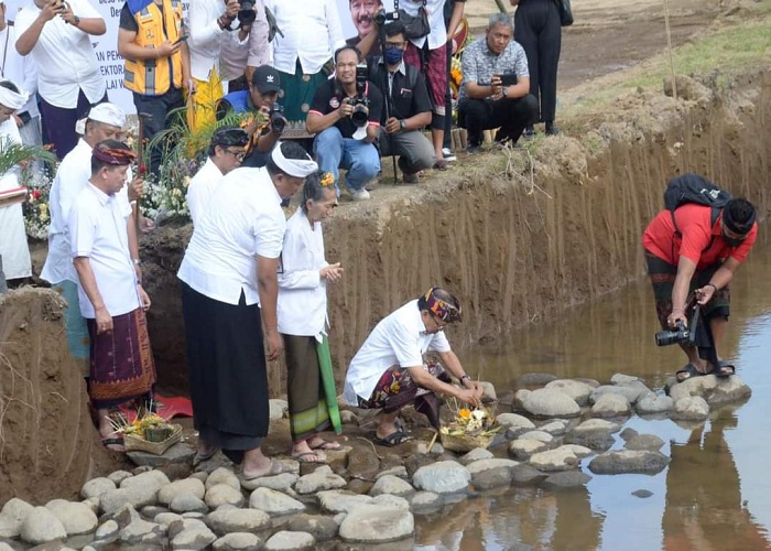 GROUNDBREAKING : Peletakan batu pertama pembangunan sistem penyediaan Air Baku Embung Sungai Unda, Kamis (31/8).