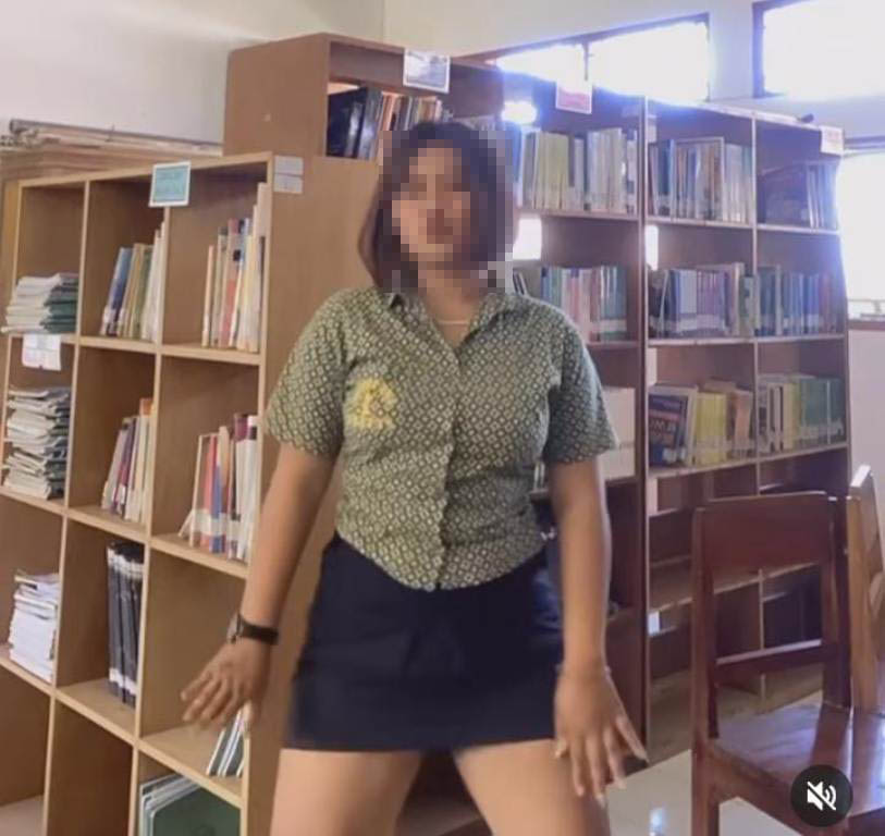 KONTEN: Seorang wanita membuat konten goyang, diduga di perpustakaan sekolah di Bali.