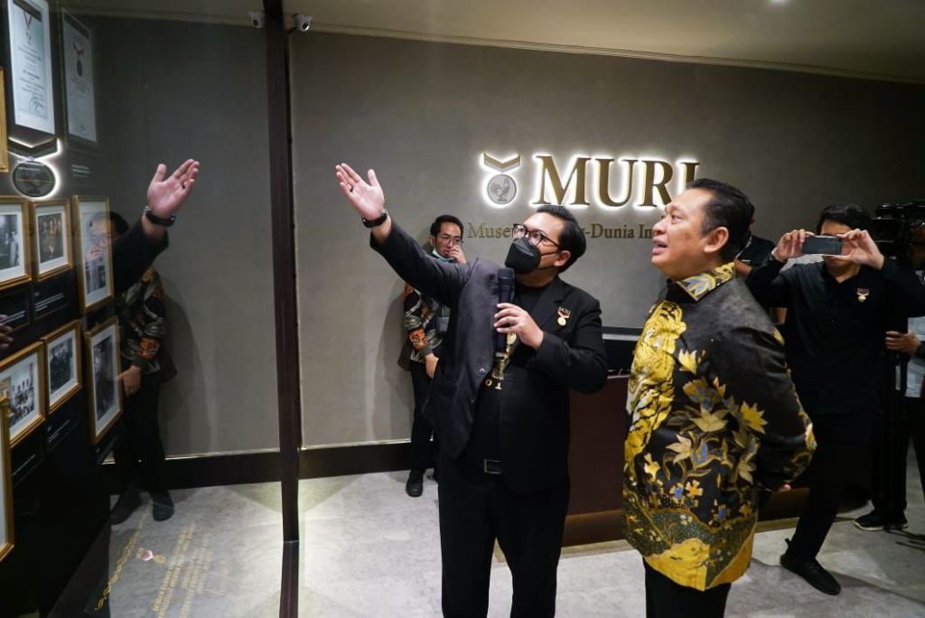 MURI: Bamsoet usai menerima dua penghargaan Rekor MURI sekaligus mengunjungi Galeri MURI, di Mall Of Indonesia, Jakarta, Rabu (30/8/23).