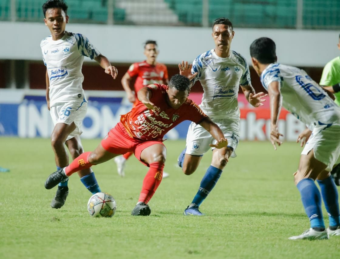 Gelandang Bali United Eber Bessa (tengah) dikepung pemain PSIS Semarang di Liga 1 Indonesia musim lalu.