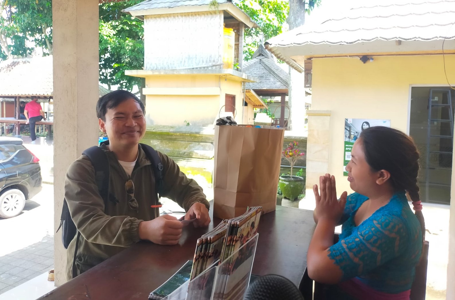 Seorang wisatawan menukarkan sampah dengan tiket masuk di Desa Wisata Penglipuran, Kamis 31 Agustus 2023.