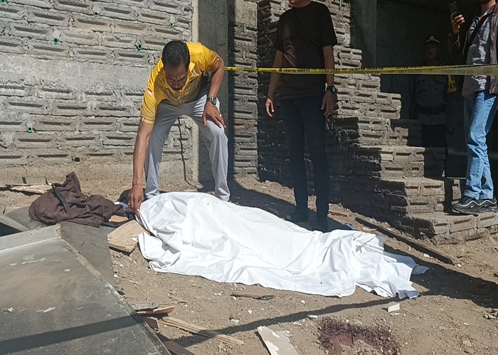 TRAGEDI : Polisi saat menutup jenazah salah satu pegawai resort yang terjatuh dari lift gondola, Jumat (1/9).