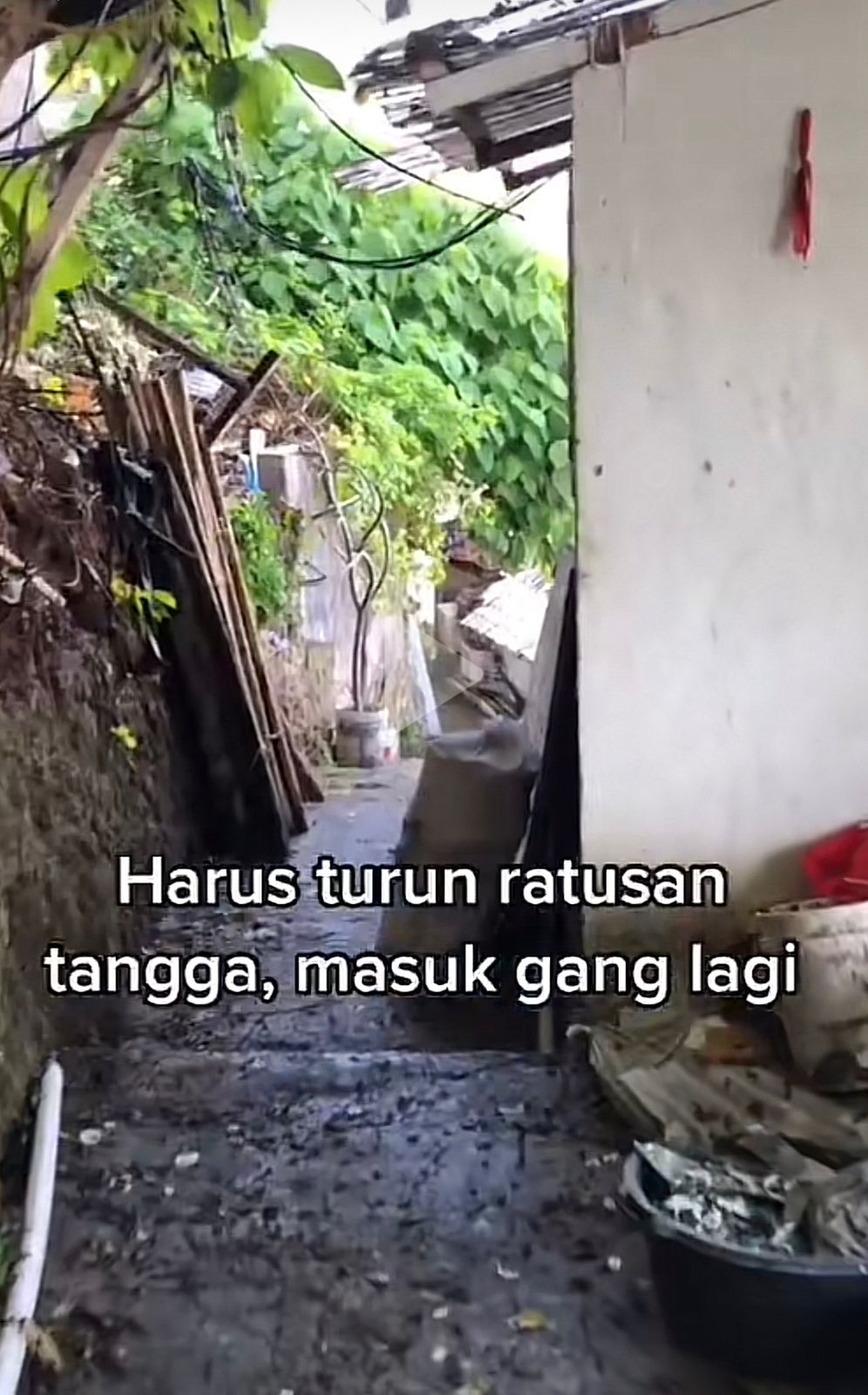 KOS-KOSAN: Akses jalan menuju kos-kosan sangat sempit dan berada di pinggir tebing. Setelah sampai lokasi, ternyata bikin takjub.