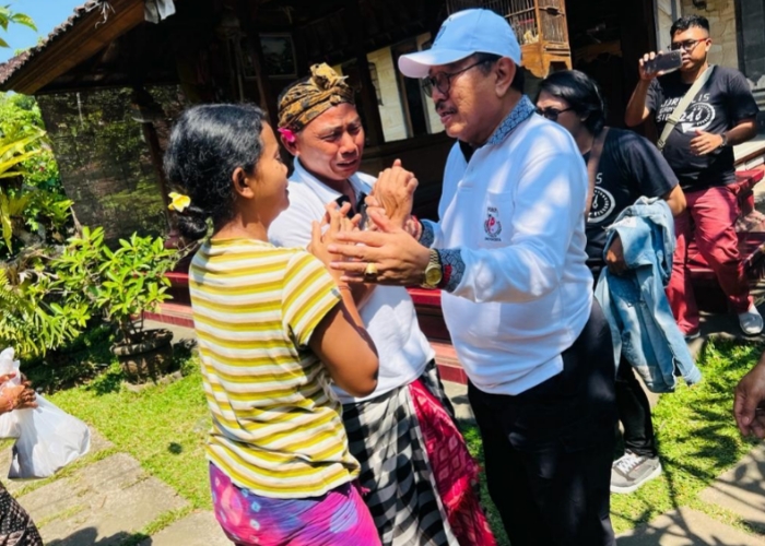 SAMBANGI KELUARGA: Wakil Gubernur Bali Tjokorda Oka Artha Ardana Sukawati (Cok Ace) temui keluarga korban tragedi lift jatuh di Ubud.