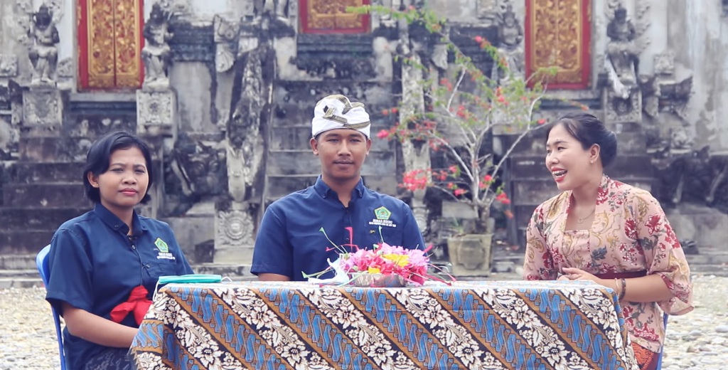 Penyuluh Agama Hindu Jawa Timur, Putu Ayu Rudani, S.Sos. H (kiri) dan Komang Arta Buana, S.Pd, H. (tengah).