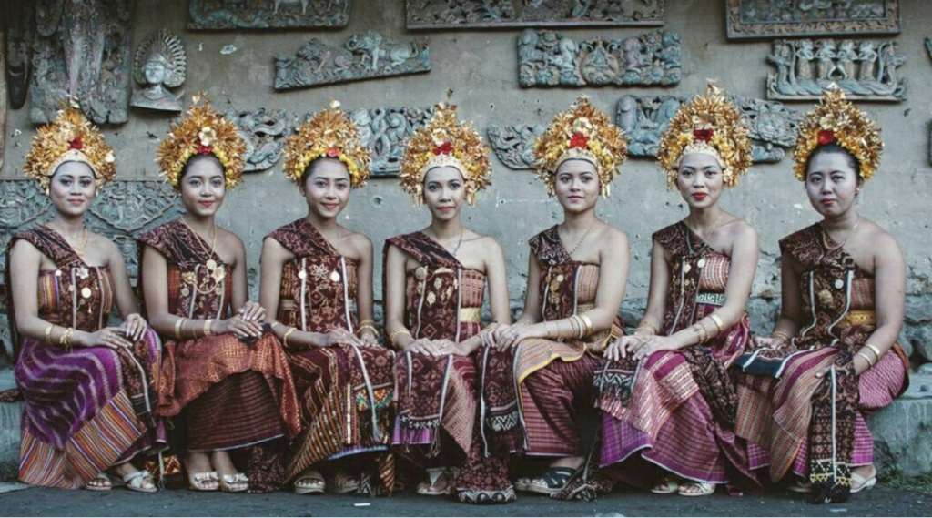 REJANG: Para penari rejang Desa Tenganan Pegringsingan wajib menganakan kain tenun gringsing wayang kebo.
