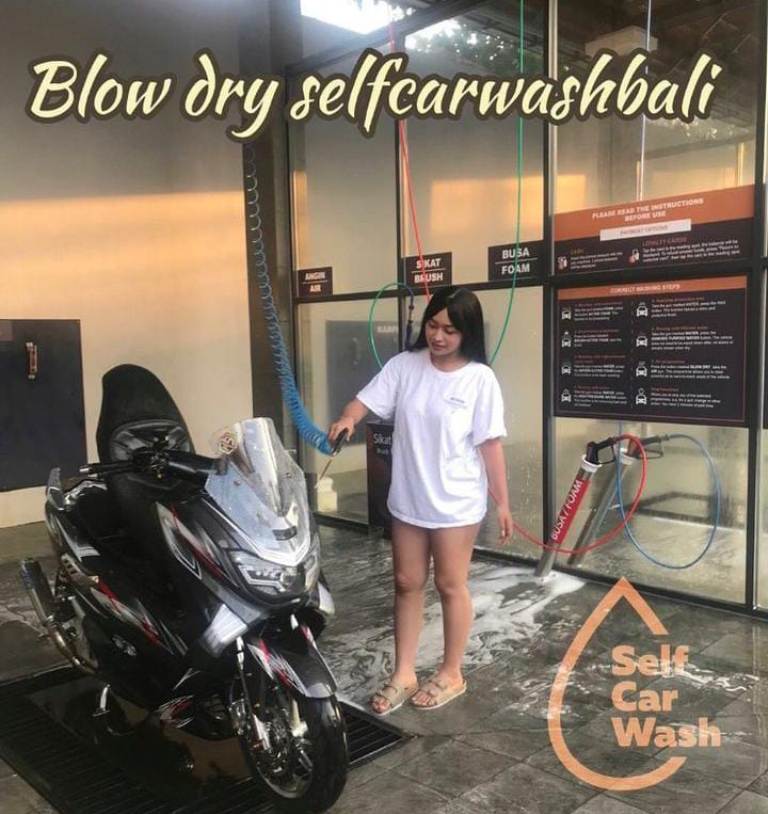 CUCI: Customer mencuci kendaraan di selfcarwashbali dengan berbagai fasilitas yang disediakan berikut tarif.