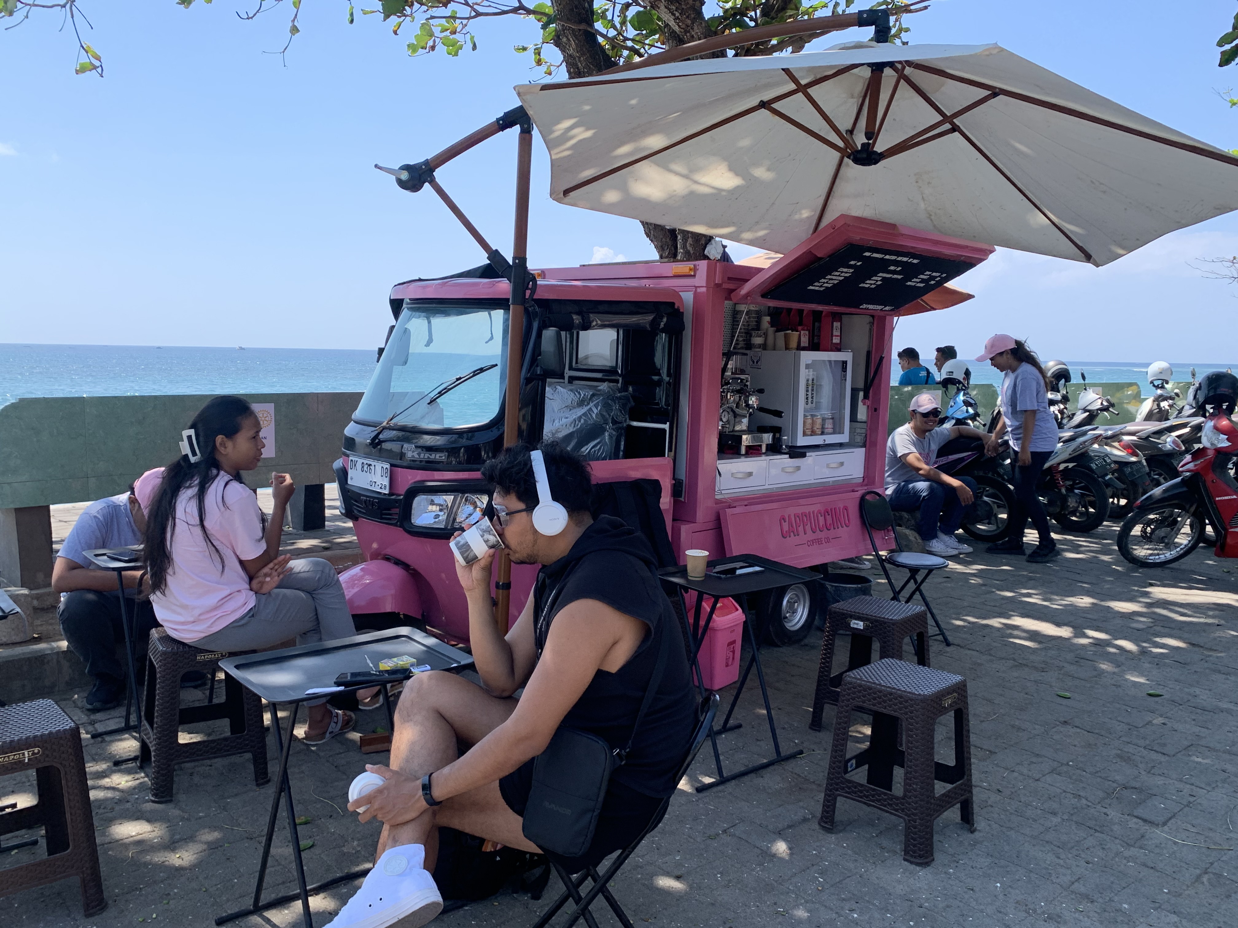 UNIK: Coffee Bajaj nuansa pink di Pantai Matahari Terbit Sanur.