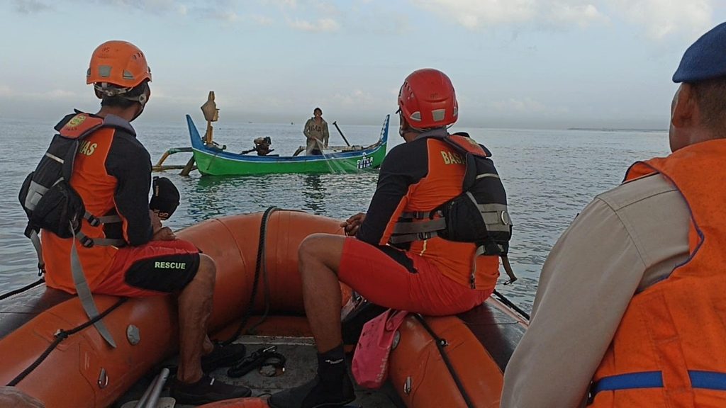 PENCARIAN: Hari kedua operasi pencarian MBR, bocah berumur 9 tahun yang hilang terseret arus di pintu keluar masuk kolam labuh Pelabuhan Perikanan Nusantara (PPN) Pengambengan.