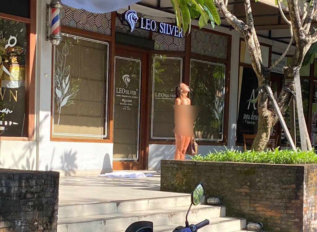 TANPA BUSANA: Sapro Lucijana, wanita cantik berdiri menghadap matahari tanpa mengenakan busana depan toko perhiasan di Bali.