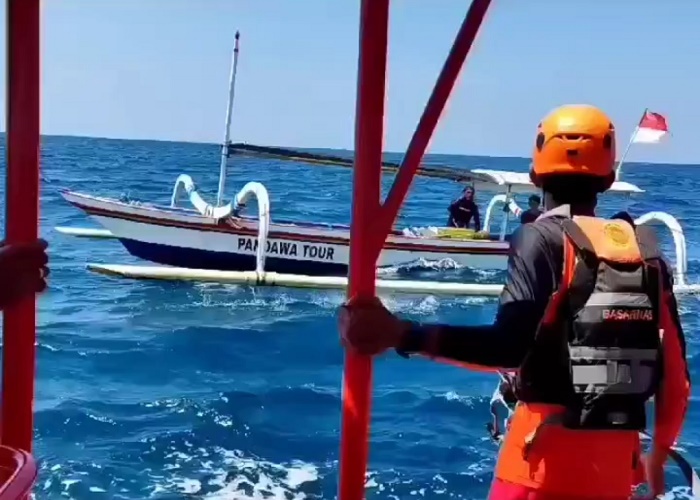 SAR: Petugas Basarnas saat proses pencarian WNA Korsel yang jatuh main paragliding hingga ditemukan meninggal.