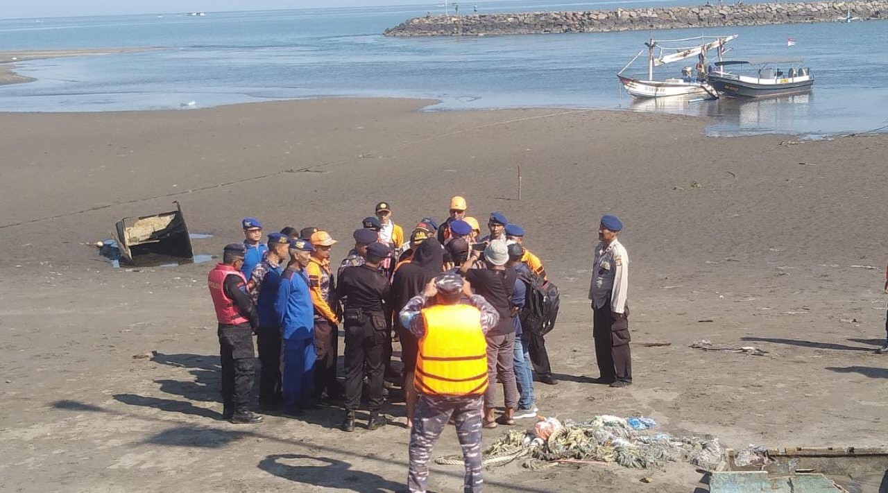 Tim SAR koordinasi pencarian bocah terseret arus di Pantai Pengambengan, Jembrana, Bali.