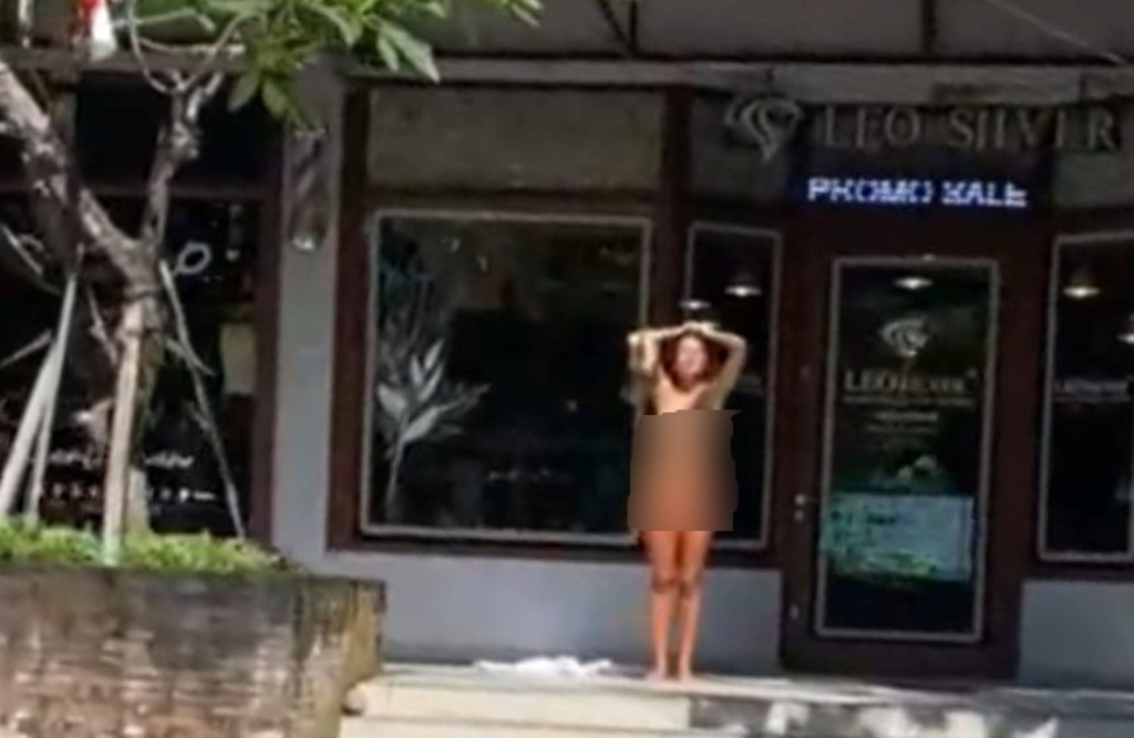 TELANJANG: Seorang WNA asal Kroasia yang nekat telanjang di depan toko Jalan Pratama, Kuta Selatan, Badung, Bali, Minggu (3/9).