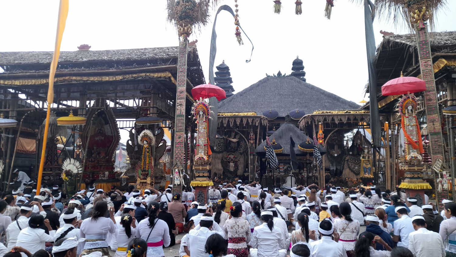 Umat Hindu di Bali melaksanakan sembahyang.