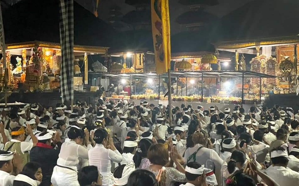 Umat Hindu sembahyang di Pura Agung Besakih, Karangasem, Bali saat rerahinan belum lama ini.