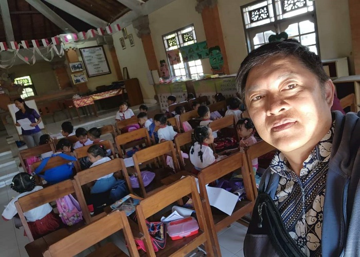 TEMUAN : Aggota DPRD Klungkung, Gde Artison Andarawata saat mendapati ada TK Negeri di Nusa Penida yang harus belajar di Aula UPT Disdik.