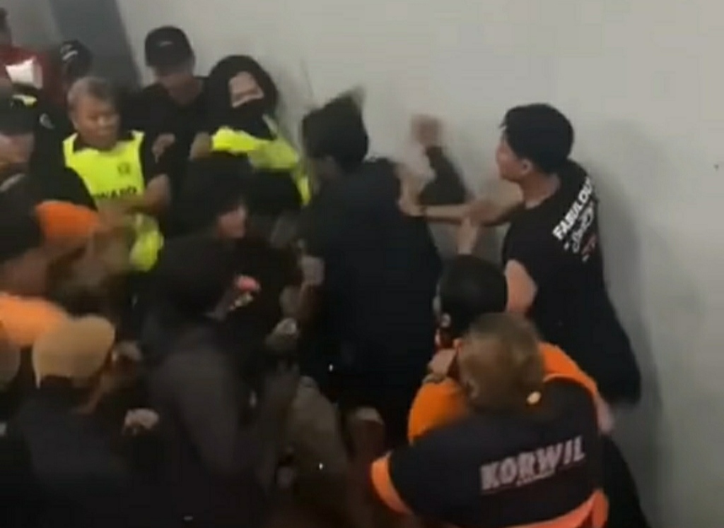 Tangkapan layar video akun Instagram @ultras.id ketika fans Persija melakukan aksi tak terpuji paska laga Persija vs Persib
