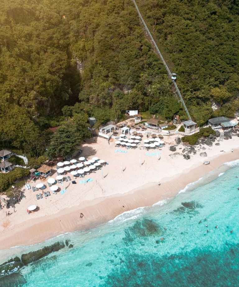 KARMA KANDARA: Private beach Karma Kandara Resort yang berada di bawah tebing di Desa Ungasan dijangkau menggunakan funicular lift.