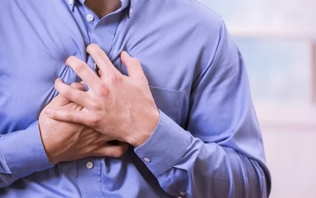 BHD: Salah satu yang bisa dilkaukan jika ada yang mengalami kondisi henti jantung adalah segera memberikan  Bantuan Hidup Dasar (BHD).