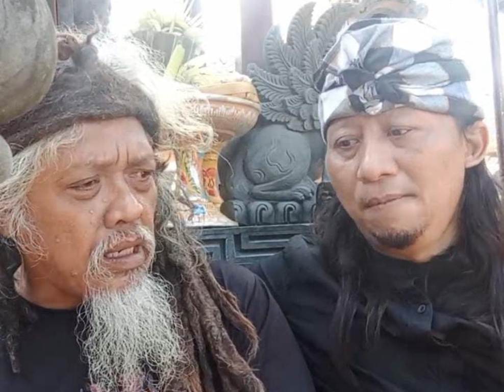 ILMU KEBAL: Jro Bayu Gendeng didatangi Mbah Gimbal. Mereka menerima tantangan pembuktian ilmu kebal.